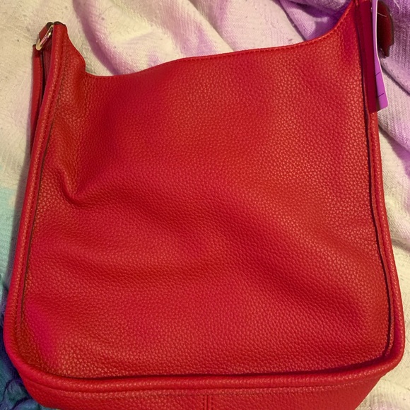 NWT RED VEGAN LEATHER BAG WITH CAMO STRAP - Picture 2 of 7